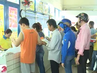 TP.HCM: Phụ huynh xếp hàng mua sách giáo khoa