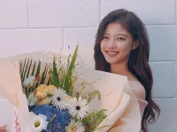 Kim Yoo Jung tái xuất rạng rỡ sau thời gian trị bệnh