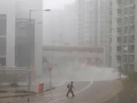 Người dân Hong Kong vật lộn với bão Mangkhut