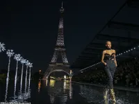 Độc đáo sàn diễn ngập nước dưới chân tháp Eiffel của Saint Laurent