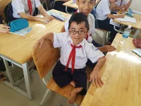 Nghị lực đến trường của nam sinh 't&iacute; hon' 18 tuổi, nặng 20kg