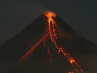 Philippines mở rộng lệnh sơ tán do lo ngại núi lửa Mayon phun trào