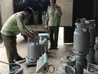 Bắt quả tang địa điểm sang chiết gas lậu trong bãi xe ở Bình Dương