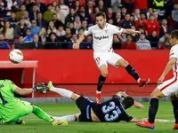 Sevilla power past Lazio to reach Europa League last 16