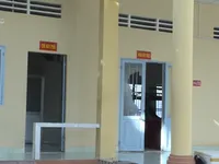 Hàng chục đối tượng dùng hung khí đập phá trụ sở công an tại Vĩnh Long