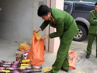 Nghệ An: Bắt xe khách vận chuyển hơn 50kg pháo từ Lào về Việt Nam