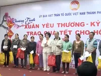 Đà Nẵng trao quà Tết cho người nghèo