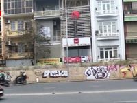 Hà Nội: Đường hơn 300 tỷ đồng bị bôi bẩn bằng tranh graffiti