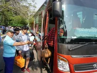 Hàng trăm hành khách được vận chuyển bằng ô tô sau sự cố tàu trật bánh
