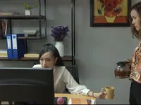 Những nhân viên gương mẫu - Tập 37: Nguyệt đổ thẳng nước sôi vào tay Chi để cho 'bõ ghét'