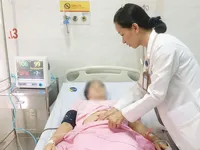 Gần 2.000ml máu ngập ổ bụng do thai ngoài tử cung vỡ