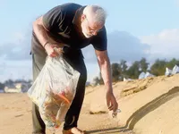 Thủ tướng Ấn Độ Narendra Modi đi chân trần nhặt rác trên bãi biển