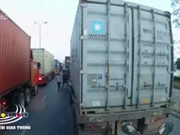 Clip: Mâu thuẫn cá nhân, tài xế container đánh đồng nghiệp trên đường