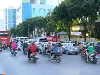 Ùn tắc giao thông do dừng đỗ xe lộn xộn tại cổng trường