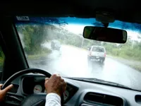 Nhiều vụ tai nạn khi lái xe ô tô lúc trời mưa