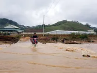 Một người bị lũ cuốn khi cố đi qua đập tràn ở Lâm Đồng