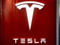 Xe bán tải chống đạn Tesla vỡ kính ngay trong ngày ra mắt