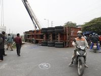 Tàu hỏa tông đứt đôi xe đầu kéo ở Thường Tín, Hà Nội