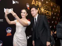 AFF Awards 2019: Tiểu Vy selfie cùng Đặng Văn Lâm, Đỗ Mỹ Linh khoe sắc bên dàn cầu thủ