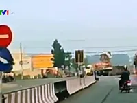 Vượt đèn đỏ, xe tải bị xe container khác đâm ngang