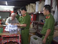 TP.HCM: Bộ Công an bắt hàng chục tấn nguyên liệu thuốc bắc nhập lậu
