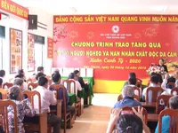 Phó Chủ tịch Thường trực Quốc hội tặng quà Tết cho các hộ nghèo ở Khánh Hòa