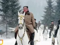 Chủ tịch Kim Jong-un cưỡi bạch m&atilde; l&ecirc;n n&uacute;i thi&ecirc;ng