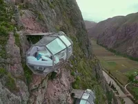 Độc đ&aacute;o kh&aacute;ch sạn cheo leo tr&ecirc;n v&aacute;ch n&uacute;i ở Indonesia