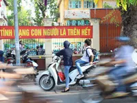 Hà Nội: Nhiều học sinh đi xe máy, xe điện không đội mũ bảo hiểm