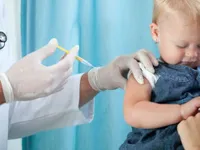 Cha mẹ lo ngại tiêm vaccine cho con do thông tin sai lệch