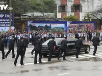 VIDEO Đội cận vệ Triều Tiên chạy theo tháp tùng limousine chở Chủ tịch Kim Jong-un về Hà Nội