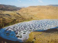Chiêm ngưỡng hồ nước “mọc đốm” kỳ thú ở Canada
