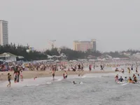 Nhiều du khách bị đuối nước, trẻ em lạc bố mẹ khi tắm biển tại Vũng Tàu dịp Tết