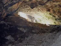 Kì lạ dòng nước chảy ngược trong hang động tại Hy Lạp