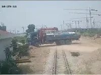 Vượt lối đi tự mở, ô tô bị tàu hỏa tông