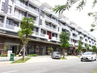 Shophouse triệu USD c&oacute; thiết kế thang m&aacute;y h&uacute;t kh&aacute;ch ở TP.HCM