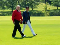 Tổng thống Mỹ Trump đấu golf giao hữu cùng Thủ tướng Nhật Bản Abe