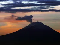 Núi lửa phun trào trong đêm tại Mexico