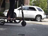 Pháp cấm đỗ xe scooter điện trên vỉa hè