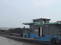 Cảnh sát biển tạm giữ tàu hàng chở 1.000 tấn than không rõ nguồn gốc