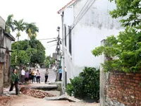 Hiện trường sụt lún làm nghiêng ngôi nhà 2 tầng tại Hà Nội