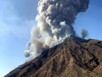 Núi lửa phun trào trên đảo du lịch Stromboli, Italy