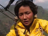 H’Hen Niê gây bất ngờ vì leo thang dây hàng chục mét lên đỉnh núi tại Cuộc đua kỳ thú