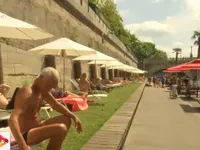 Nghỉ m&aacute;t tại b&atilde;i biển nh&acirc;n tạo b&ecirc;n bờ s&ocirc;ng Seine