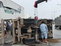 Xe ben chở đá lật nhào trên đường Phạm Văn Đồng, TP.HCM