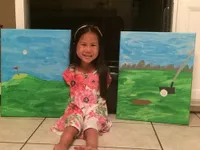 Em b&eacute; gốc Việt vẽ tranh bằng ch&acirc;n