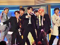 Lần đầu được đề cử VMAs, BTS ẵm ngay 2 giải thưởng