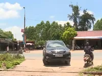 Nguy hiểm đường ngang chỉ c&oacute; biển b&aacute;o