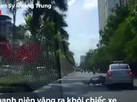 Phóng nhanh sang đường, xe máy đâm vào đầu taxi