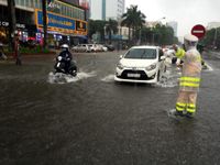 Nghệ An: Ảnh hưởng áp thấp nhiệt đới, nhiều tuyến quốc lộ, tỉnh lộ bị sạt lở, ngập nước